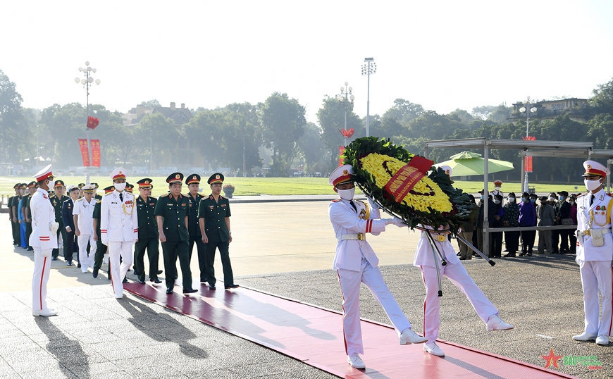Đoàn đại biểu dự Đại hội đại biểu Đoàn TNCS Hồ Chí Minh Quân đội lần thứ X báo công và vào Lăng viếng Bác